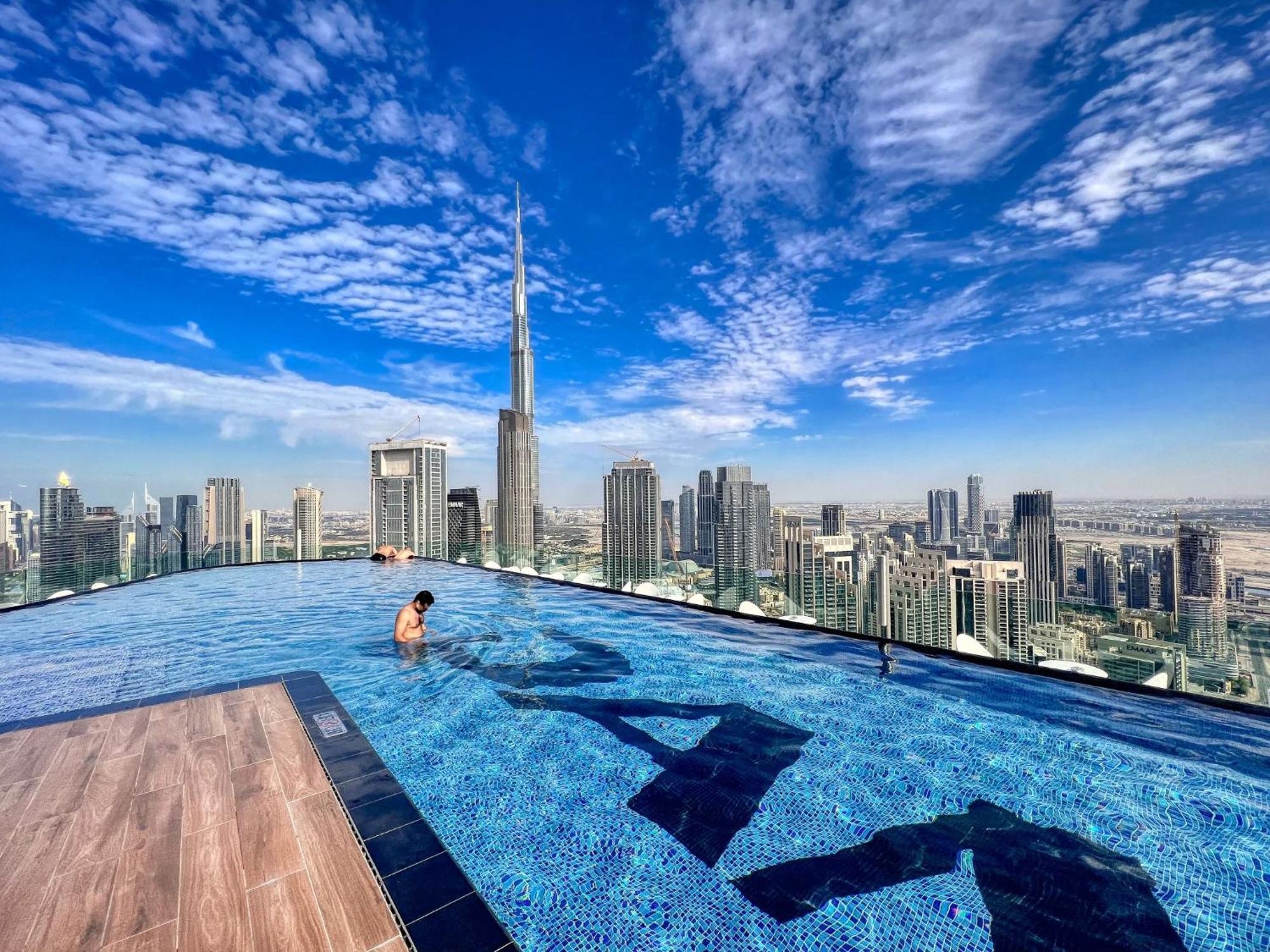 Infinity Pool & Burj Khalifa View L Luxe Paramount Дубай Екстериор снимка